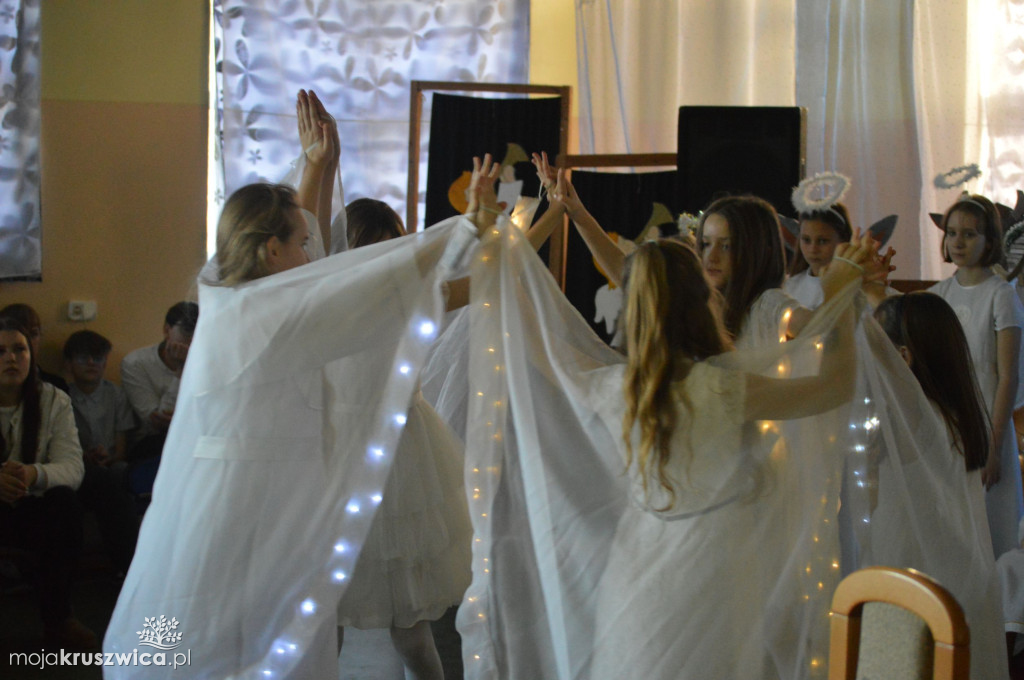 Jasełka w Szkole Podstawowej im. Armii Krajowej w Chełmcach [FOTO]