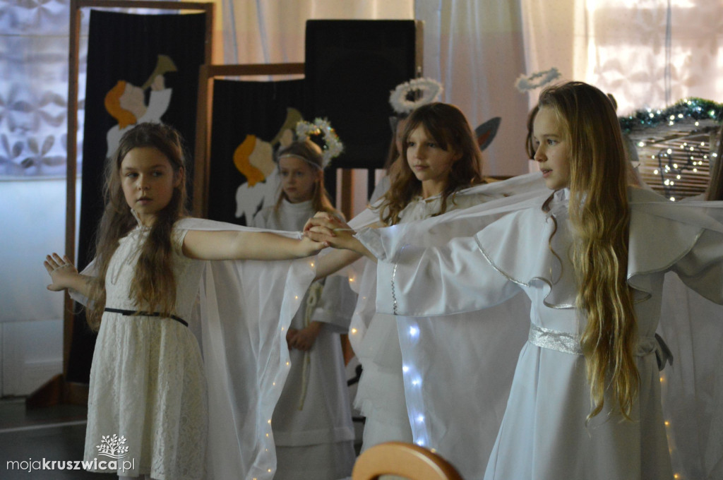 Jasełka w Szkole Podstawowej im. Armii Krajowej w Chełmcach [FOTO]
