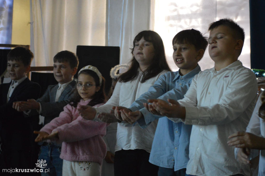 Jasełka w Szkole Podstawowej im. Armii Krajowej w Chełmcach [FOTO]