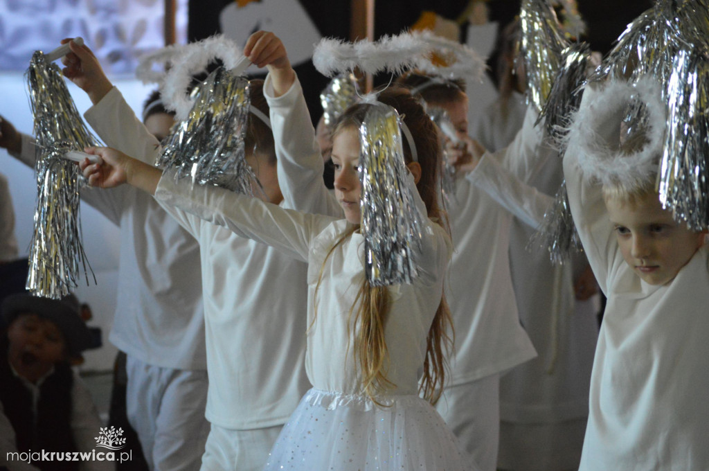 Jasełka w Szkole Podstawowej im. Armii Krajowej w Chełmcach [FOTO]