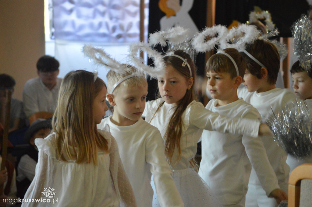 Jasełka w Szkole Podstawowej im. Armii Krajowej w Chełmcach [FOTO]