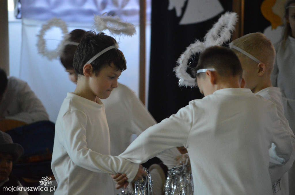 Jasełka w Szkole Podstawowej im. Armii Krajowej w Chełmcach [FOTO]