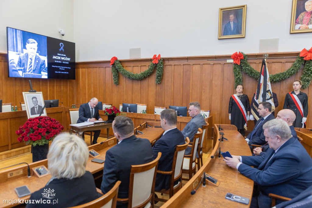 Sejmik i zarząd województwa pożegnali prof. Jacka Woźnego