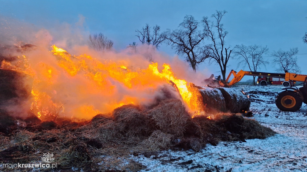 Karczyn: poranny pożar stogu [FOTO]