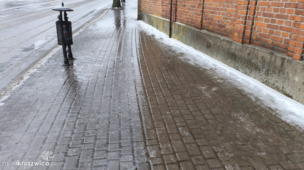 Ślisko na chodnikach w Kruszwicy. Taka aura panuje w całym kraju