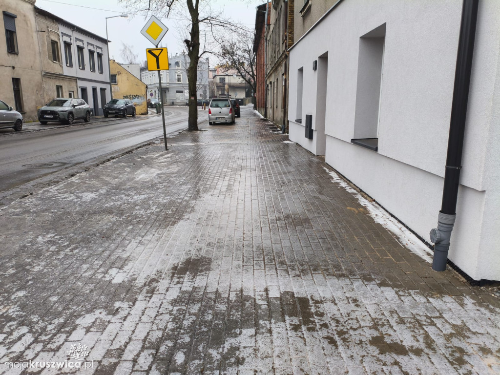 Ślisko na chodnikach w Kruszwicy. Taka aura panuje w całym kraju
