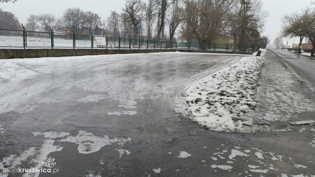 Ślisko na chodnikach w Kruszwicy. Taka aura panuje w całym kraju