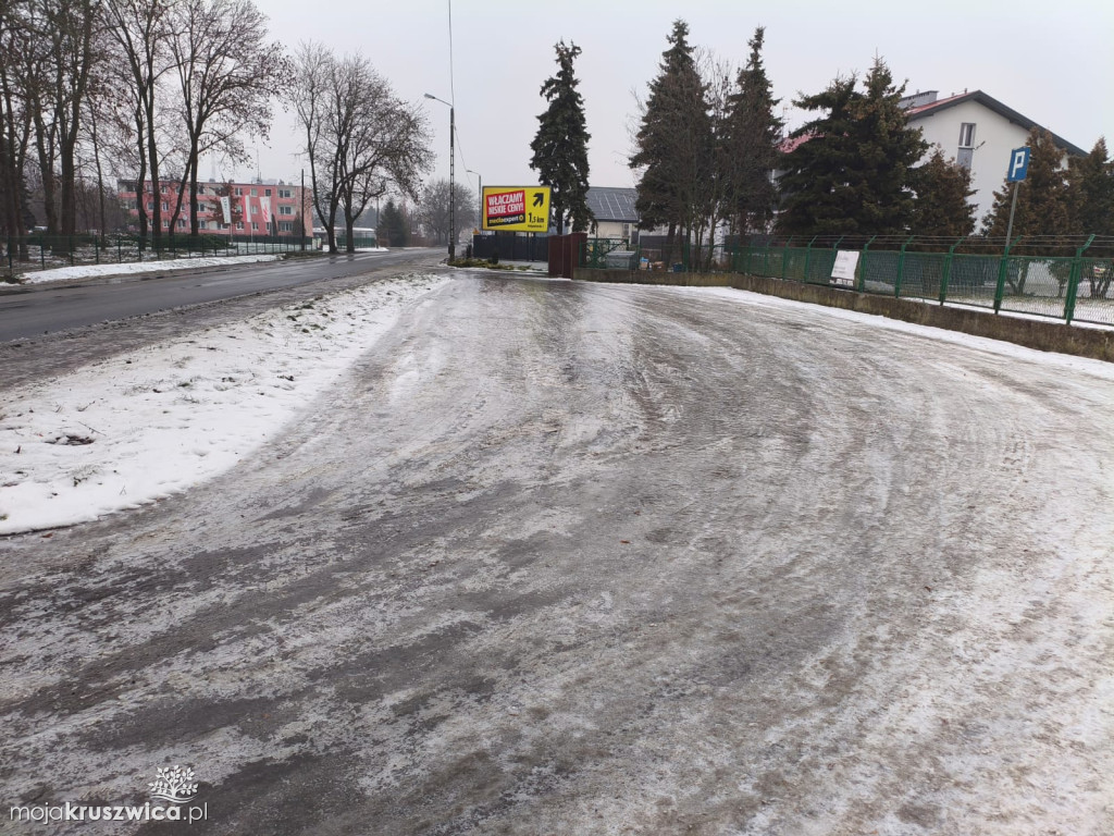Ślisko na chodnikach w Kruszwicy. Taka aura panuje w całym kraju
