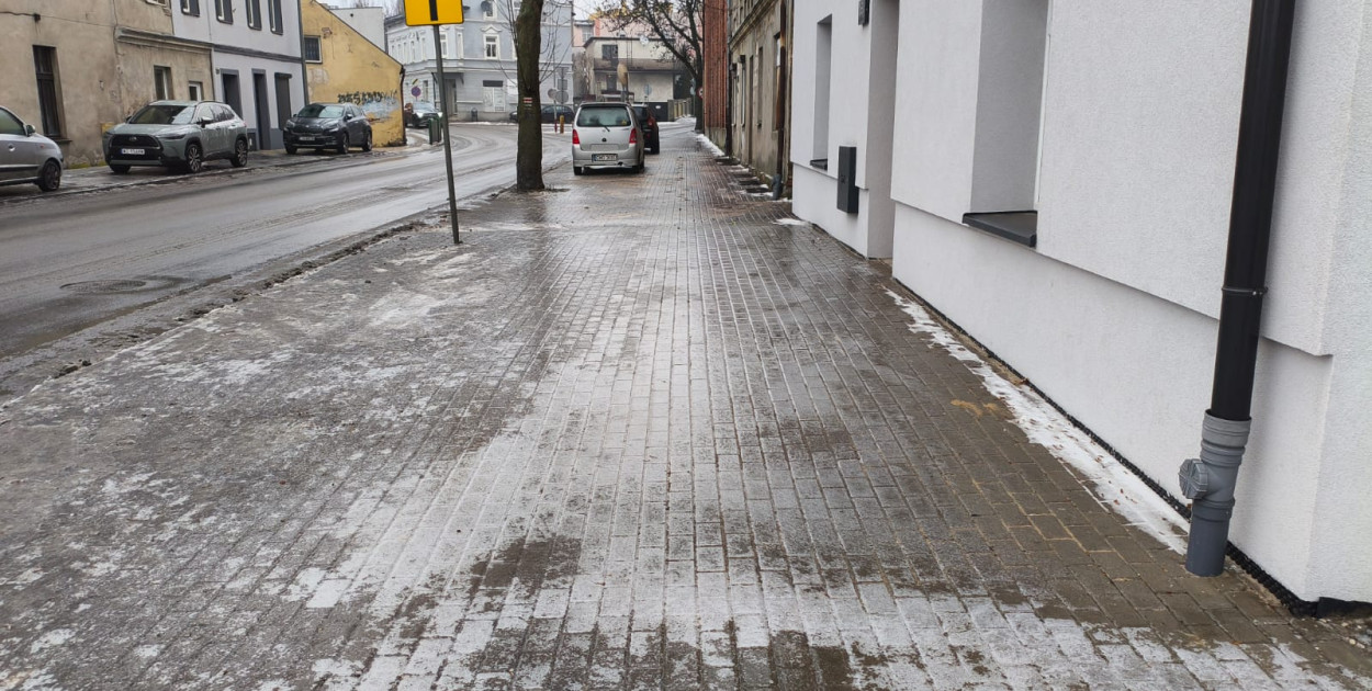 Ślisko na chodnikach w Kruszwicy. Taka aura panuje w całym kraju