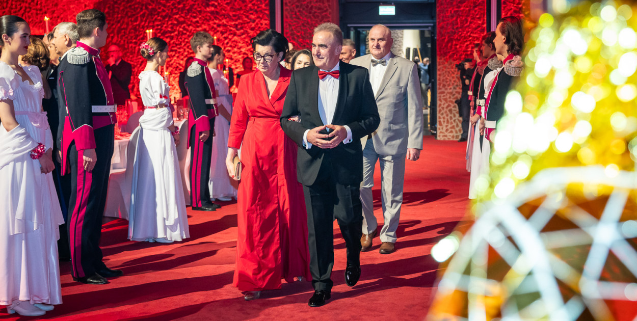 SCENA I POWITANIE GOŚCI