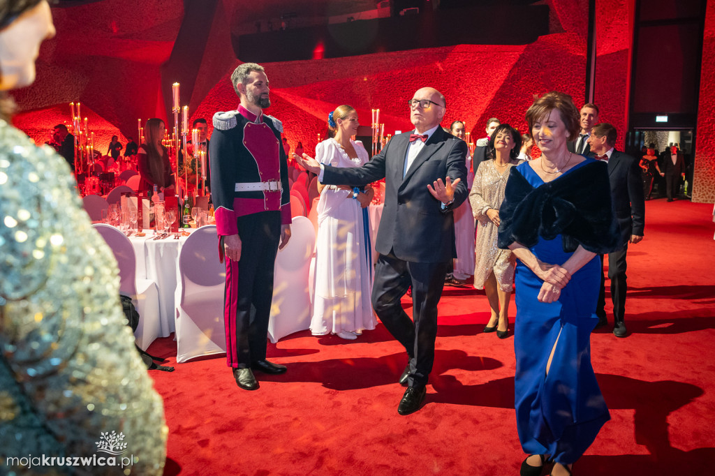 SCENA I POWITANIE GOŚCI