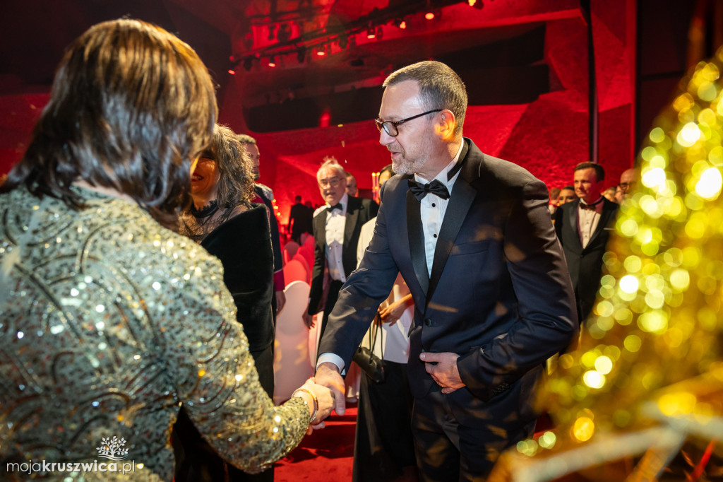 SCENA I POWITANIE GOŚCI