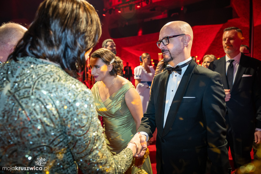 SCENA I POWITANIE GOŚCI