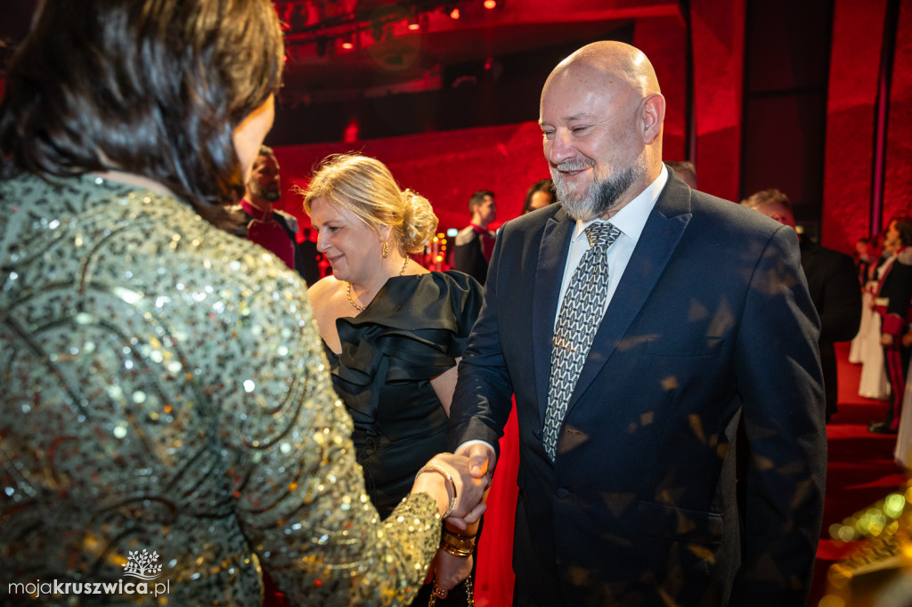 SCENA I POWITANIE GOŚCI