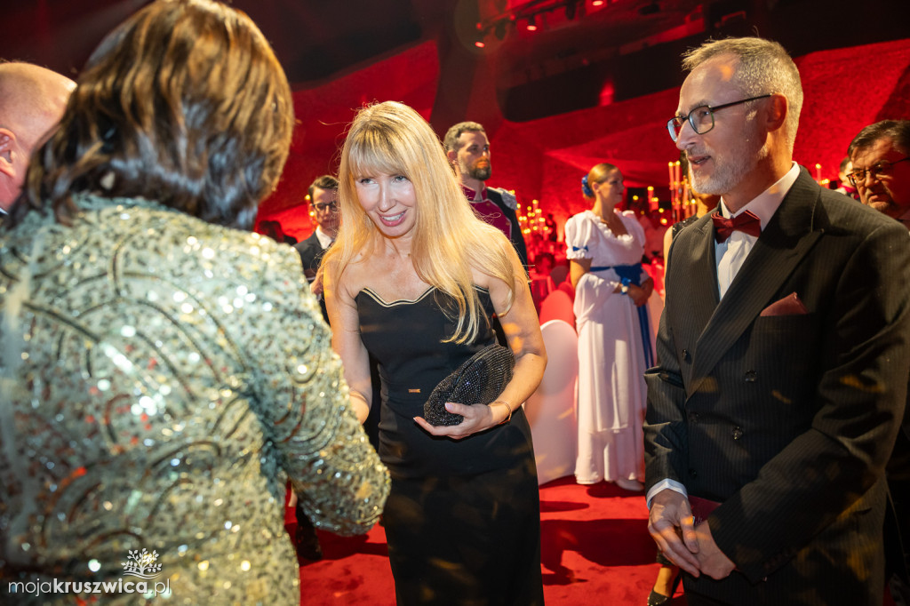 SCENA I POWITANIE GOŚCI