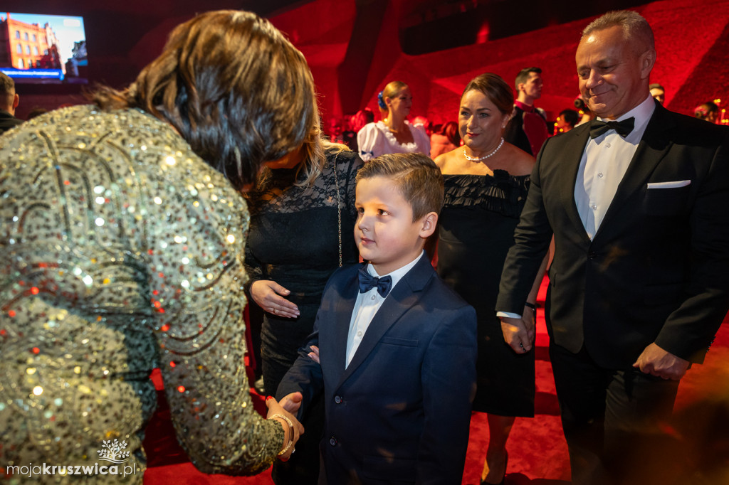 SCENA I POWITANIE GOŚCI