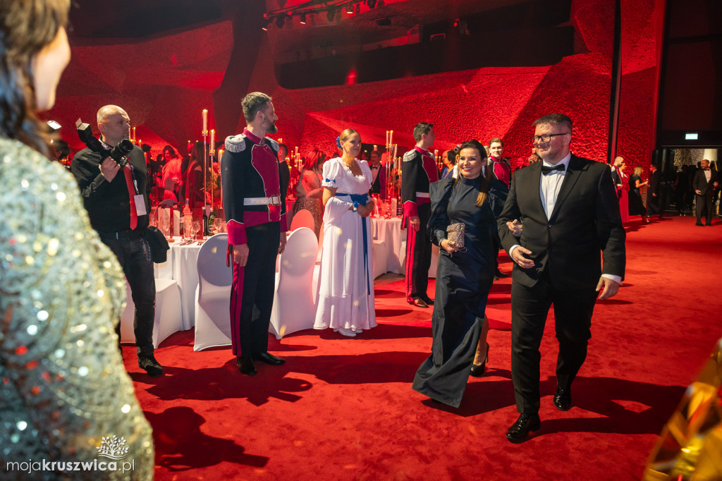 SCENA I POWITANIE GOŚCI