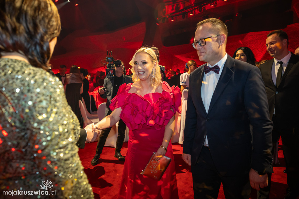 SCENA I POWITANIE GOŚCI