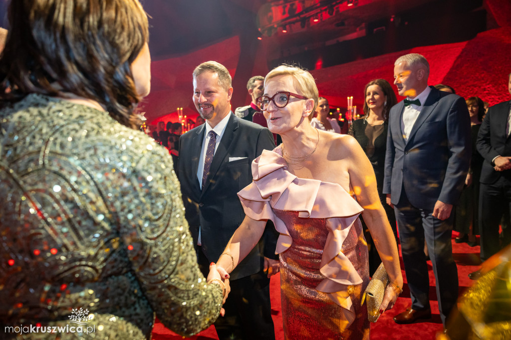 SCENA I POWITANIE GOŚCI