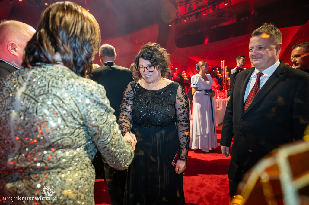 SCENA I POWITANIE GOŚCI