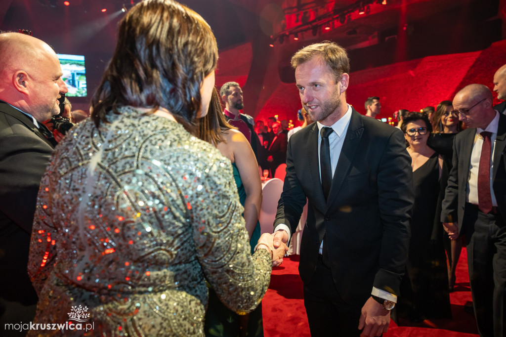 SCENA I POWITANIE GOŚCI