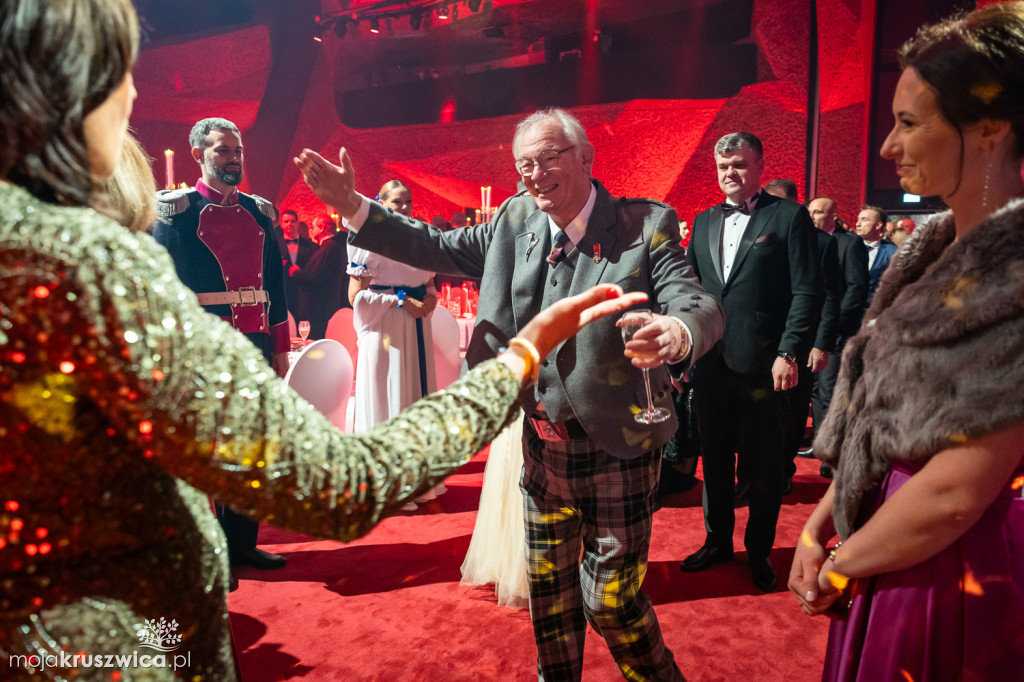 SCENA I POWITANIE GOŚCI