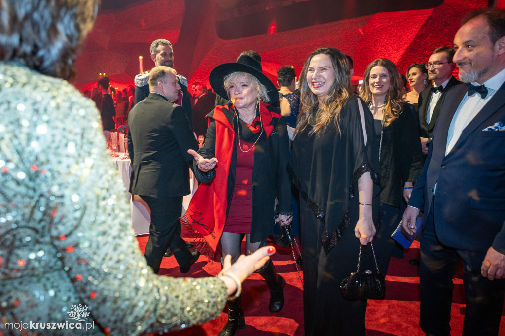 SCENA I POWITANIE GOŚCI