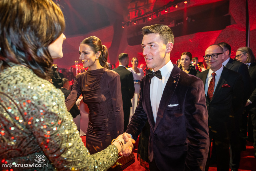 SCENA I POWITANIE GOŚCI