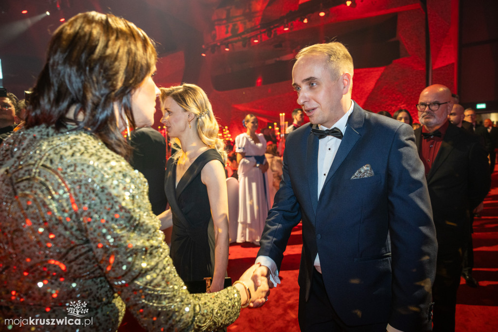 SCENA I POWITANIE GOŚCI