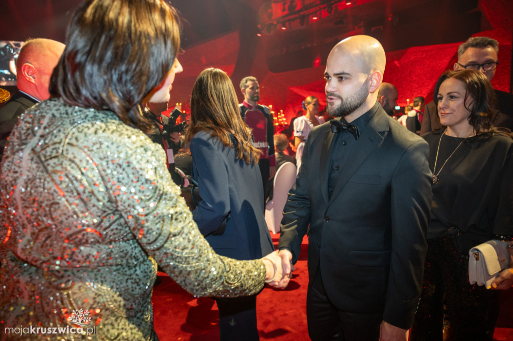 SCENA I POWITANIE GOŚCI