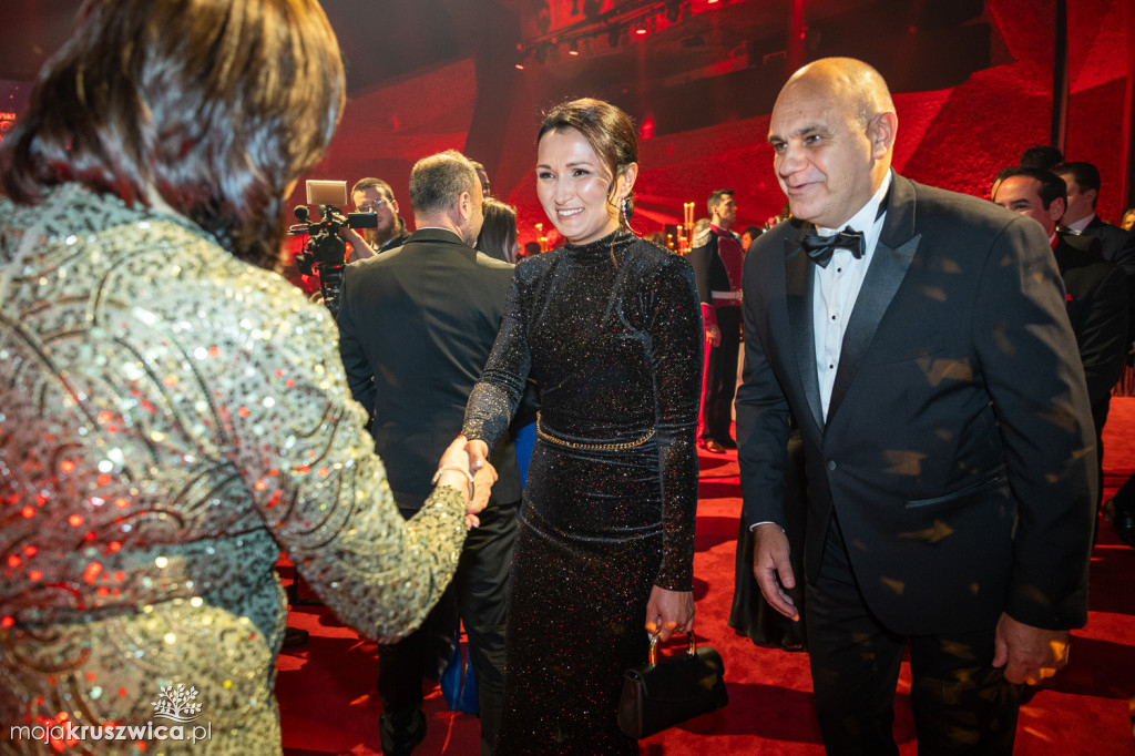 SCENA I POWITANIE GOŚCI