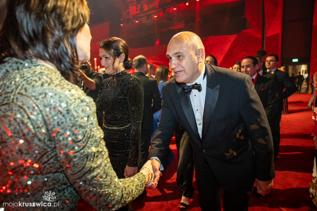 SCENA I POWITANIE GOŚCI