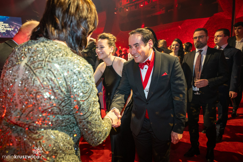 SCENA I POWITANIE GOŚCI