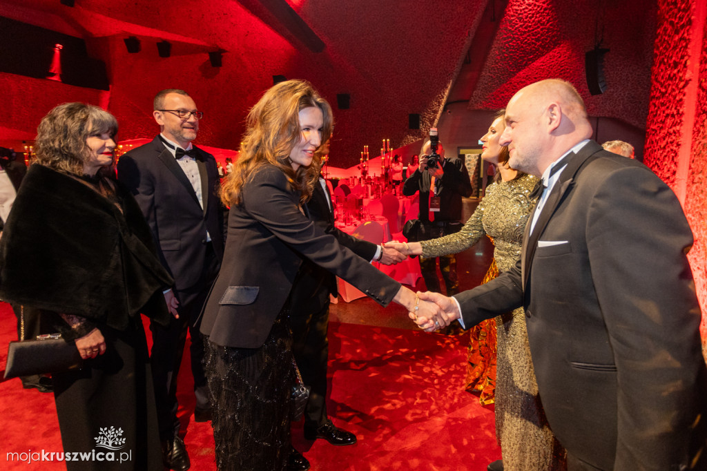 SCENA I POWITANIE GOŚCI