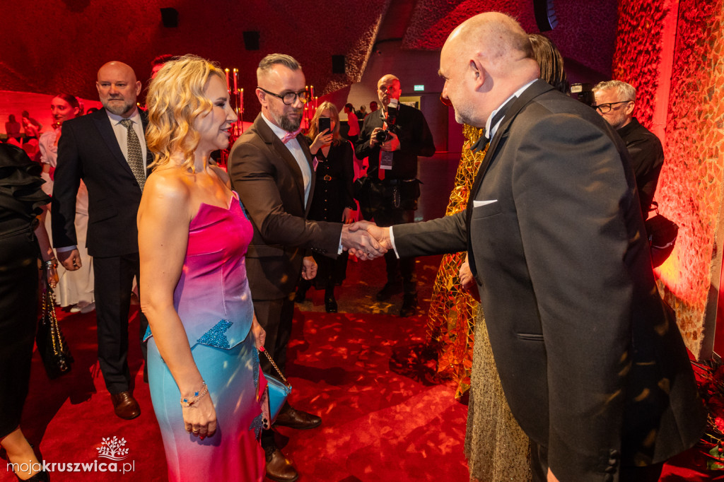 SCENA I POWITANIE GOŚCI