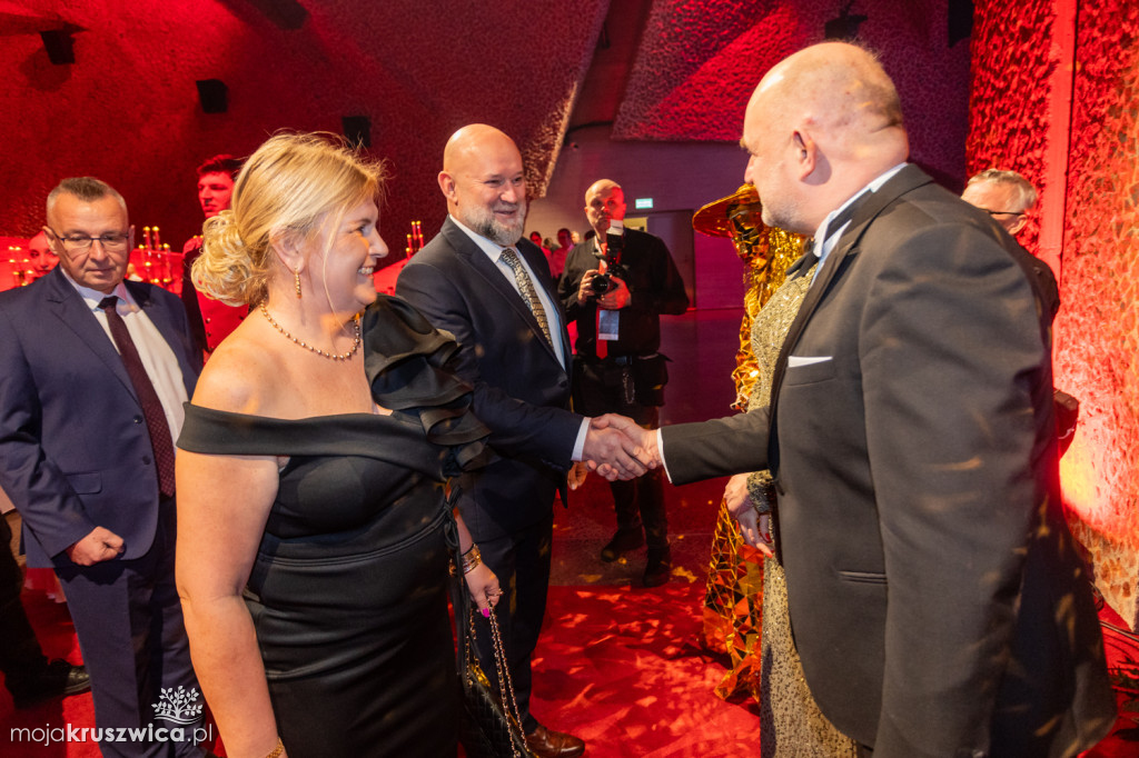 SCENA I POWITANIE GOŚCI