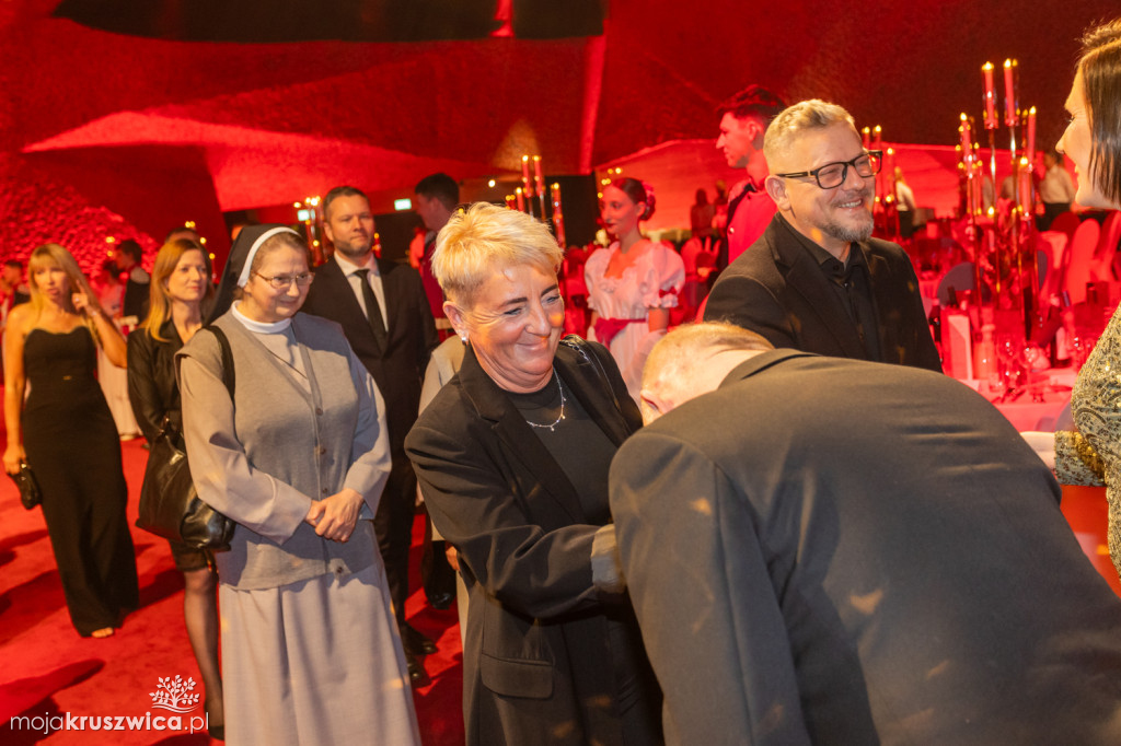 SCENA I POWITANIE GOŚCI