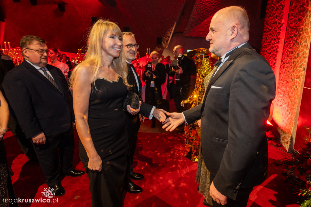 SCENA I POWITANIE GOŚCI