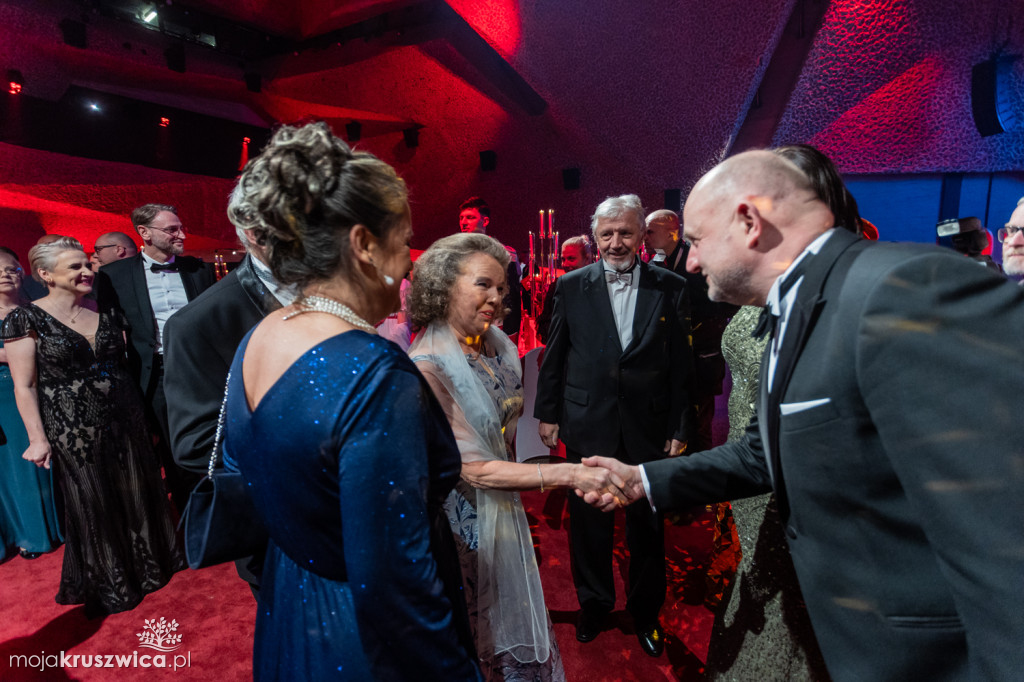 SCENA I POWITANIE GOŚCI