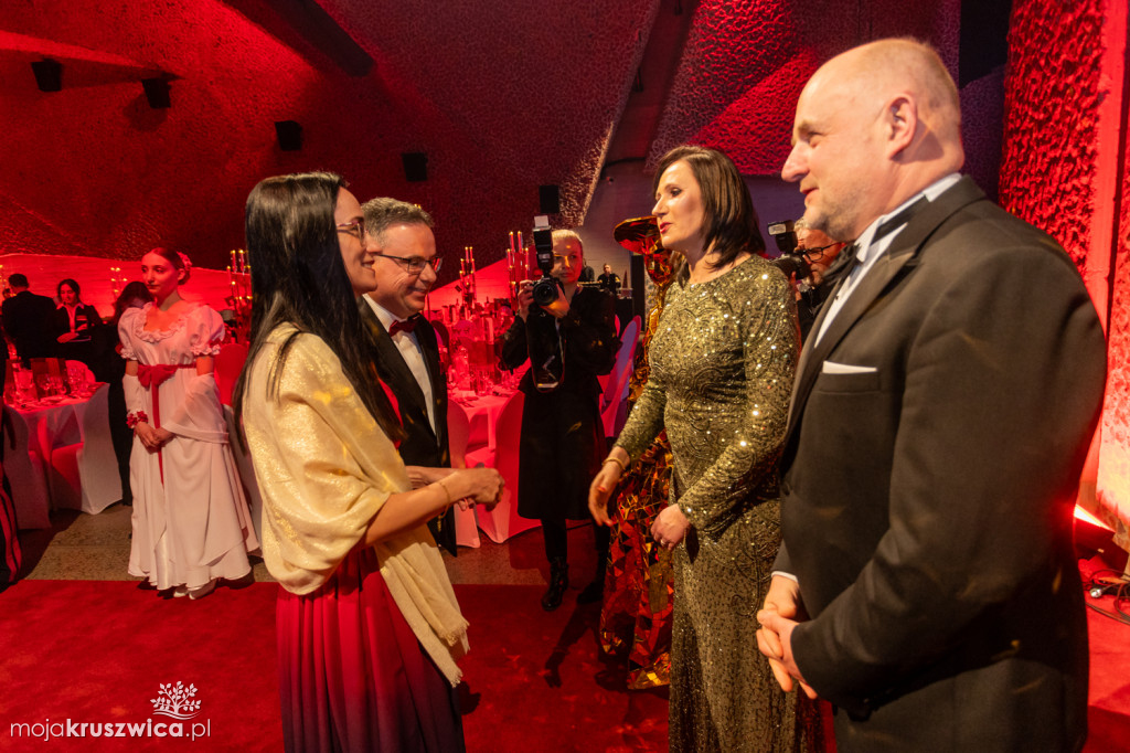 SCENA I POWITANIE GOŚCI