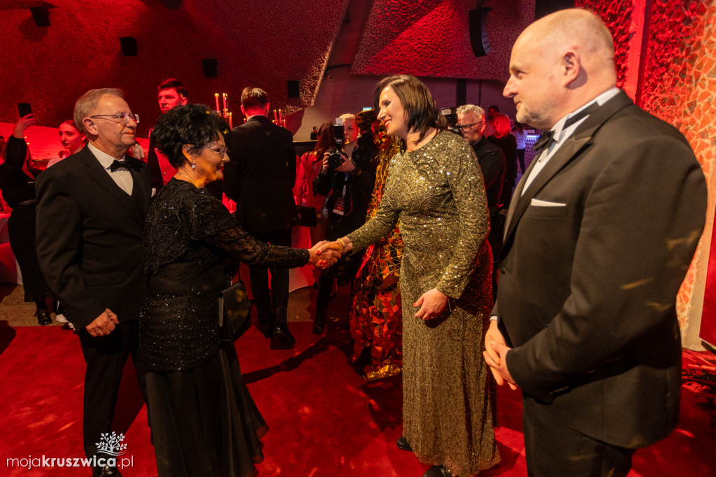 SCENA I POWITANIE GOŚCI