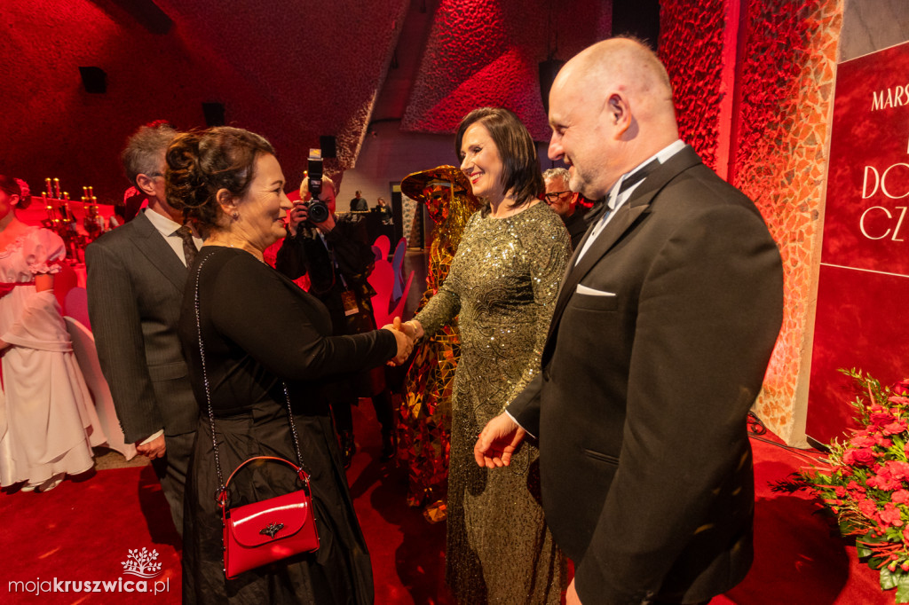 SCENA I POWITANIE GOŚCI