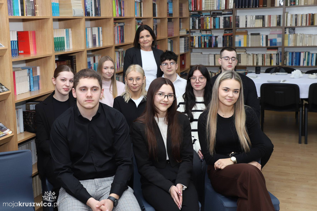 Certyfikaty zawodowe dla uczniów technikum logistycznego w „Kaziku”