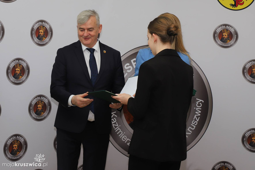 Certyfikaty zawodowe dla uczniów technikum logistycznego w „Kaziku”