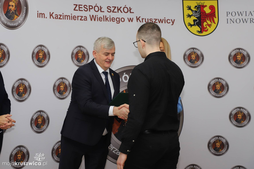 Certyfikaty zawodowe dla uczniów technikum logistycznego w „Kaziku”