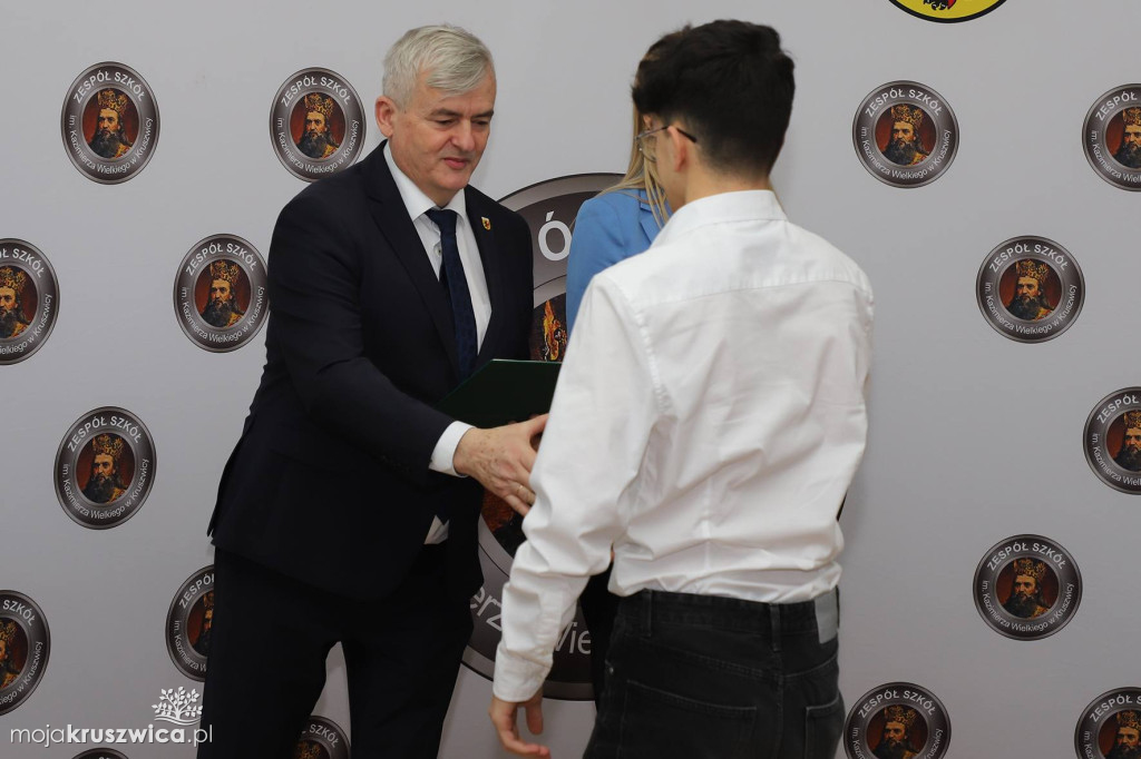 Certyfikaty zawodowe dla uczniów technikum logistycznego w „Kaziku”