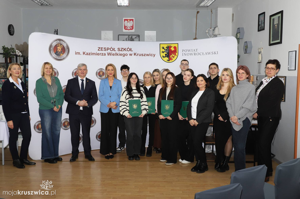 Certyfikaty zawodowe dla uczniów technikum logistycznego w „Kaziku”