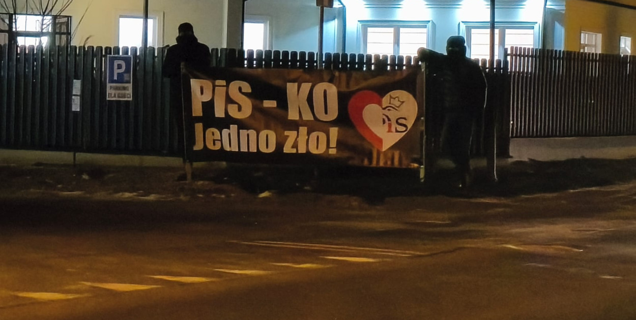 Zamaskowani protestujący czekają na Czarnka w Kruszwicy. Mają transparent [VIDEO]