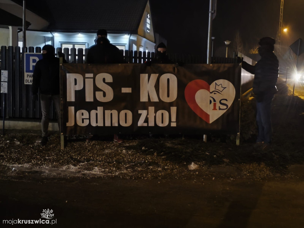 Zamaskowani protestujący czekają na Czarnka w Kruszwicy. Mają transparent [VIDEO]