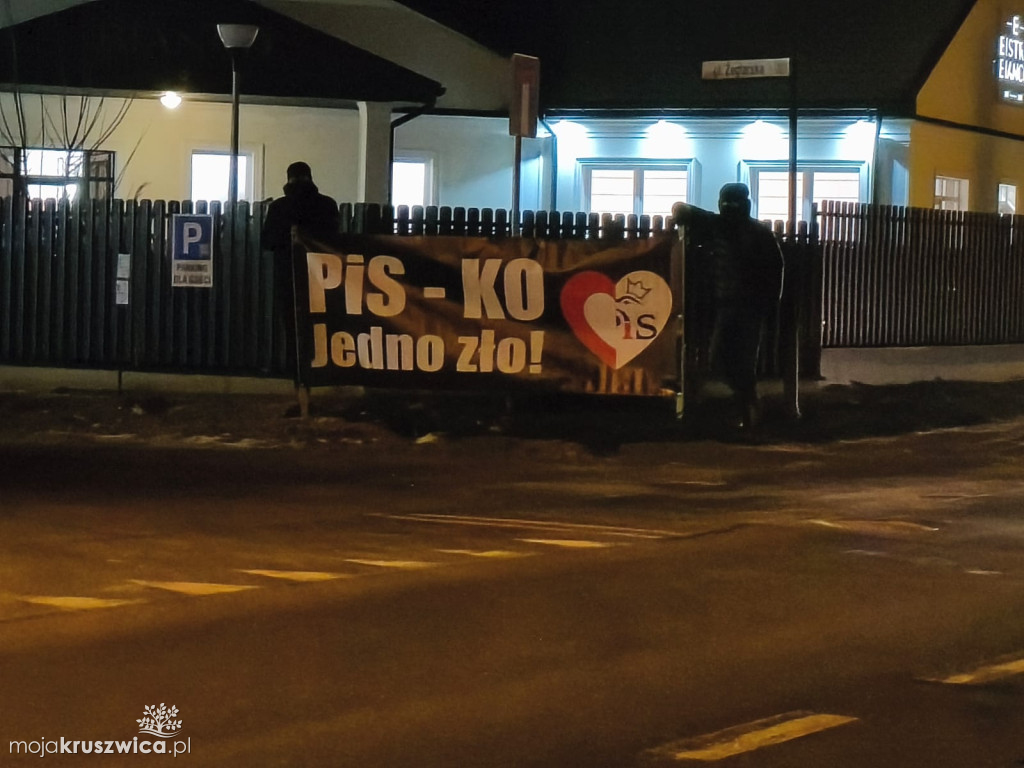Zamaskowani protestujący czekają na Czarnka w Kruszwicy. Mają transparent [VIDEO]